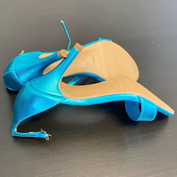 BNWOT Blue Metallic Sandal Heels - Picture 6 of 8